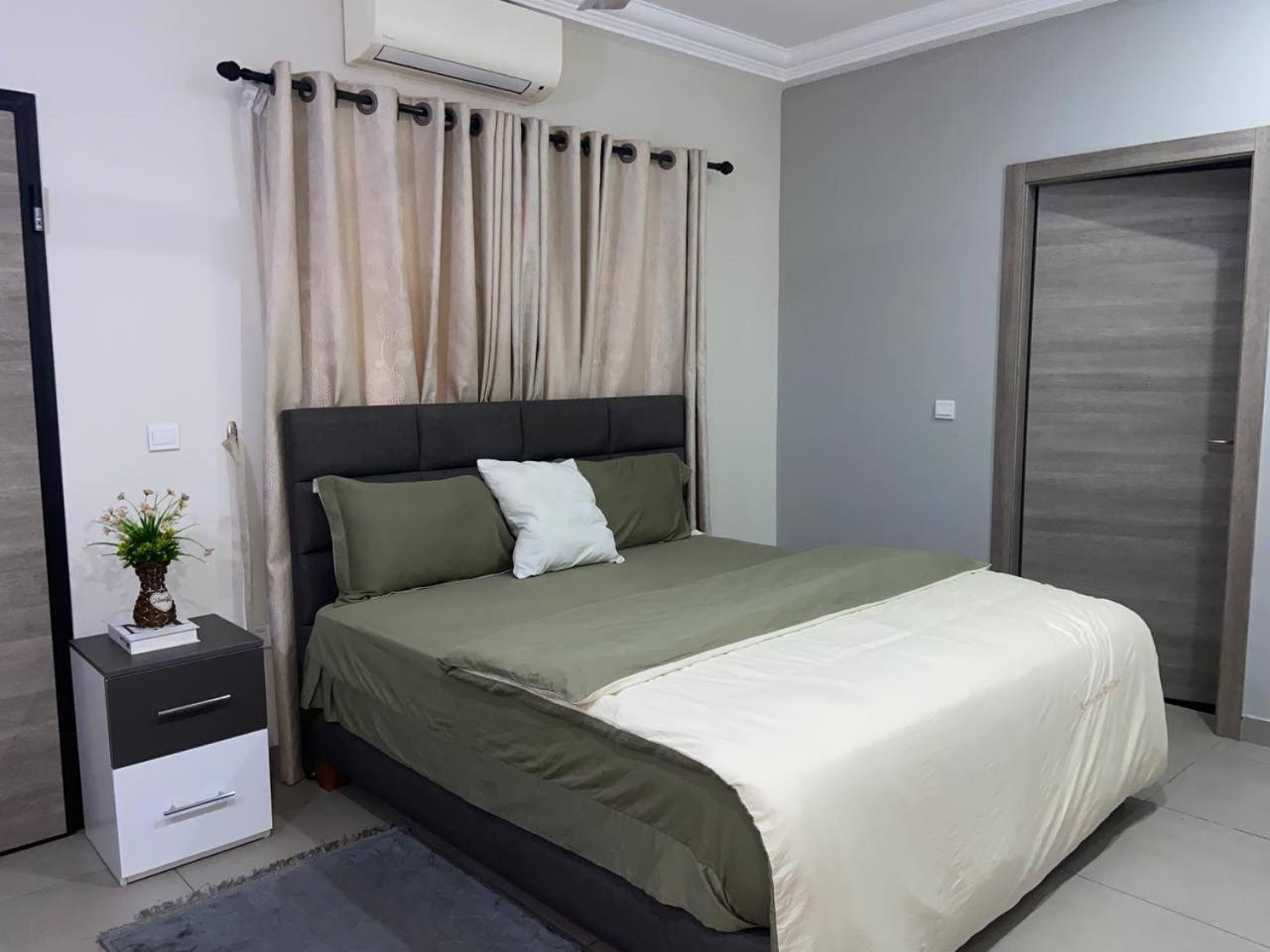 Queens View Apartment Accra Buitenkant foto